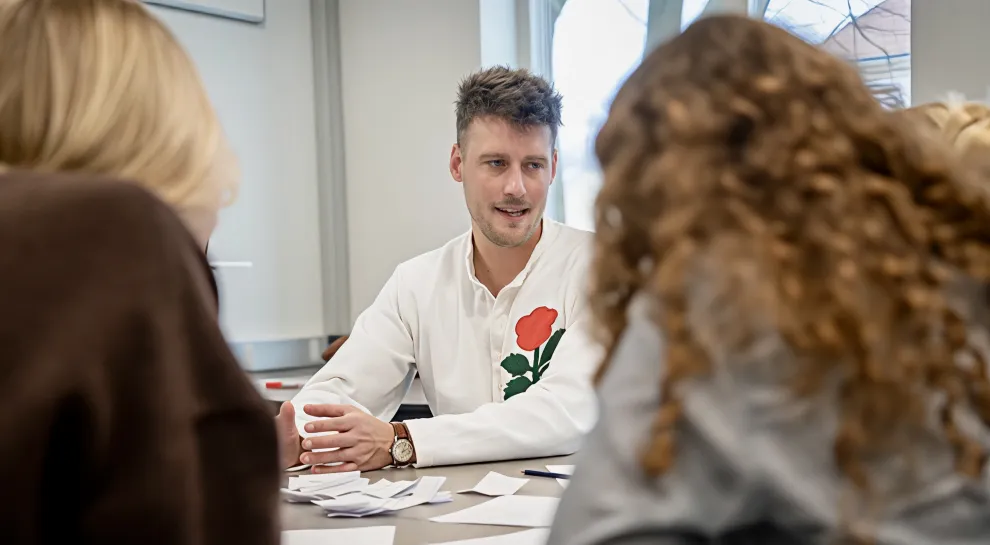 Søren Vrist i undervisningen med to elever